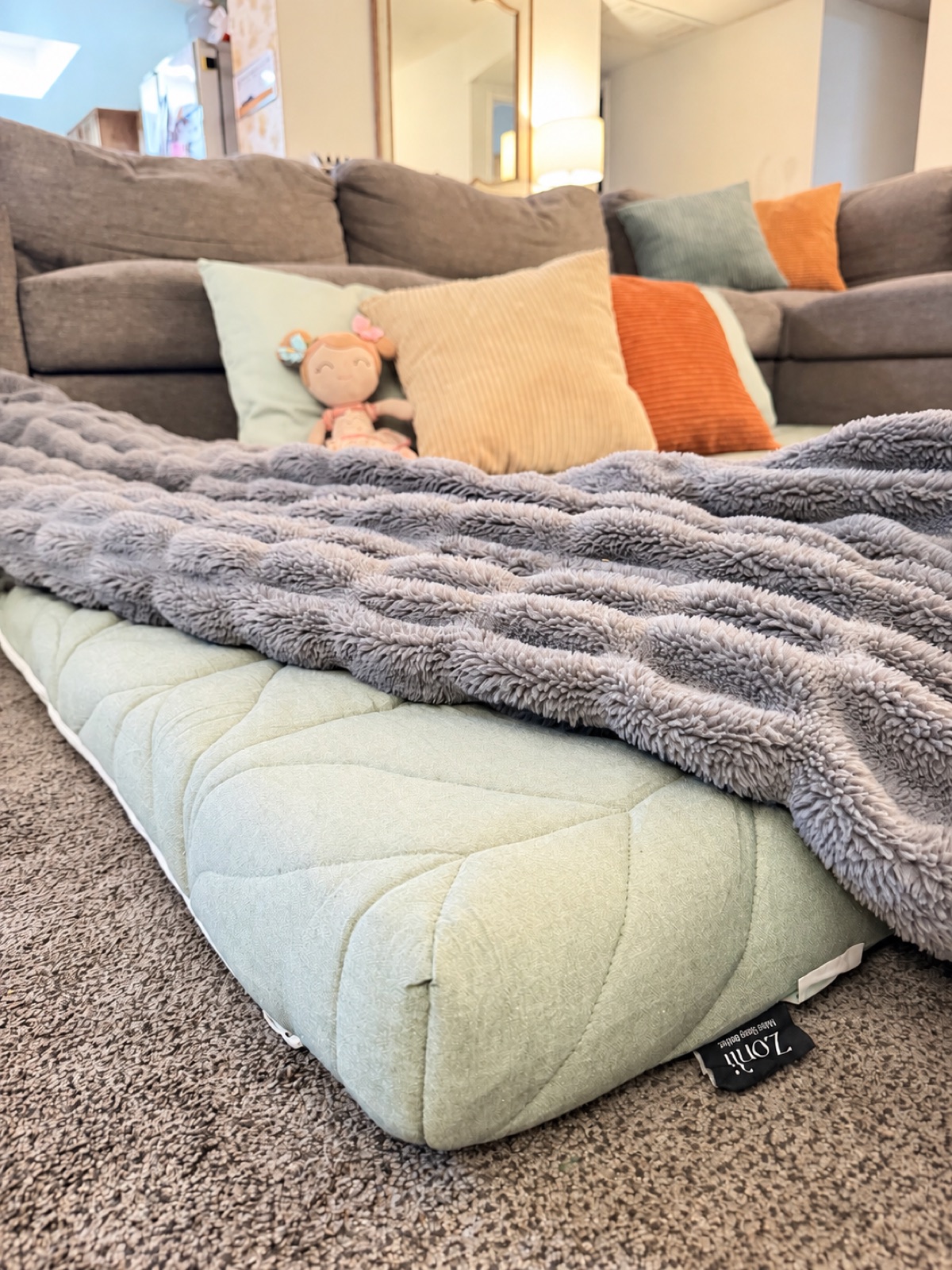 Close-up of the quilted Zonli floor mattress